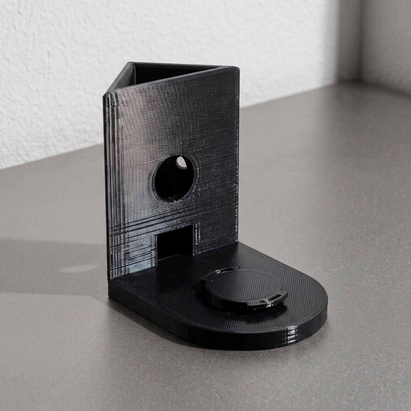 حامل تثبيت على الحائط، ملحق لك - مراجعة Eufy Camera E220 وسعره